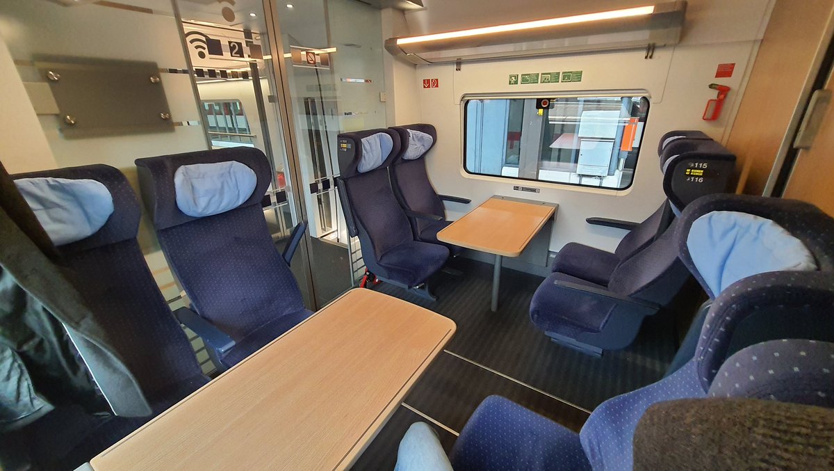 SoerenHinze's tweet photo. #Travelhack
Schon gewusst?
Im ICE 4 gibt es ganz vorne ein kleines Abteil (2. Klasse):
Bin guter Dinge hier heute alleine zu reisen, da sich der Raum hinter dem Fahrradabstell und einer defekten Tür befindet. Ich kann sogar die Zugkommandos aus dem Cockpit hören. #Bahnnerd https://t.co/j9lTFC3Cpq