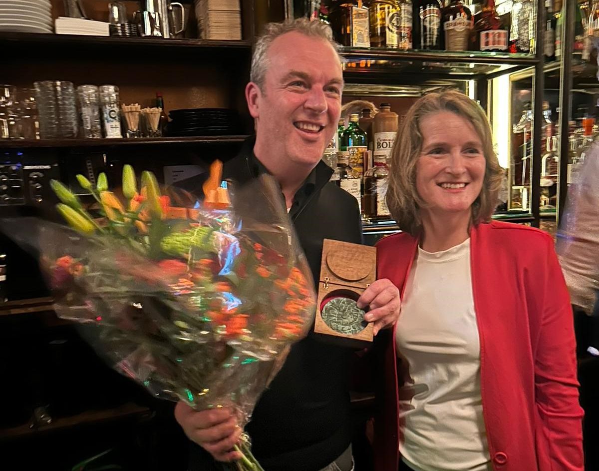 gem_groningen's tweet photo. Wethouder Economische Zaken @CarineBloemhoff heeft gisteren de erepenning van de gemeente Groningen uitgereikt aan de eigenaar van café Wolthoorn &amp; Co ter gelegenheid van hun 100-jarig bestaan. Het café speelt een verbindende rol in de buurt. Lees meer: https://t.co/FwTEg2ej8x https://t.co/MZ4j1lBXD4