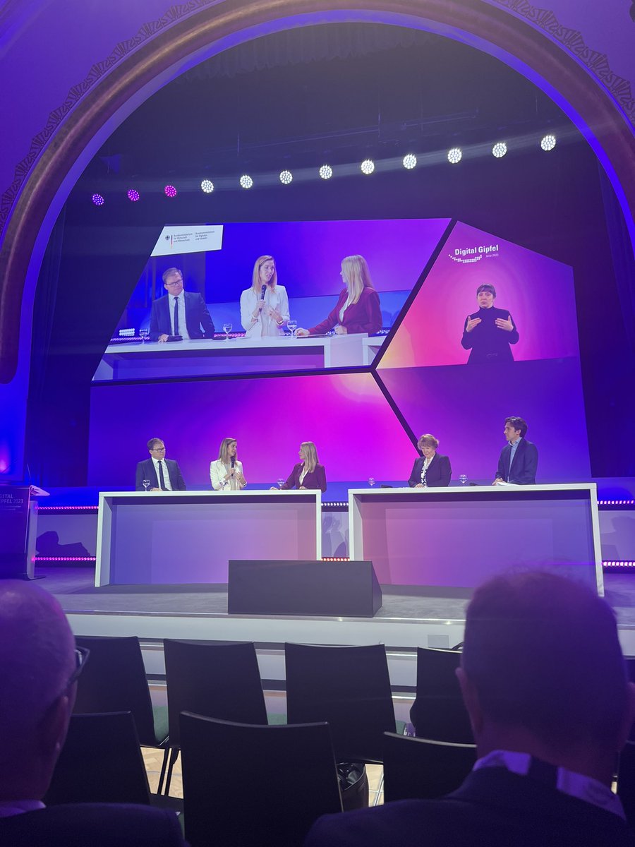 Juan Perea Rodríguez (@perearodriguezj) on Twitter photo Das Thema der ersten Session:
„Fit for Future - wie nutzen wir als Gesellschaft, Unternehmen und Wissenschaft die Chancen der digitalen Transformation?“
<a href="/LSMueller/">Lena-Sophie Müller</a> von der <a href="/initiatived21/">Initiative D21</a> spricht über „Digitale Resilienz“ als ein Kernaspekt für erfolgreiche Digitalisierung in Das Thema der ersten Session:
„Fit for Future - wie nutzen wir als Gesellschaft, Unternehmen und Wissenschaft die Chancen der digitalen Transformation?“
<a href="/LSMueller/">Lena-Sophie Müller</a> von der <a href="/initiatived21/">Initiative D21</a> spricht über „Digitale Resilienz“ als ein Kernaspekt für erfolgreiche Digitalisierung in