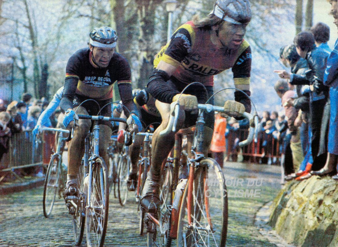 Miroir2Cyclisme's tweet photo. Tour des Flandres 1983 / Ronde van Vlaanderen 1983
Frank Hoste & Henk Lubberding sur les pavés du Mur de Grammont / Muur-Kapelmuur
#FrankHoste & #HenkLubberding on the cobblestones of the Muur-Kapelmuur
📸MC
#RVV #RVV1983 #cyclisme #cycling #ciclismo https://t.co/lYFsw0Nxp7