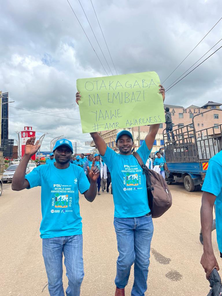 Jo_ClinPharmcst's tweet photo. The @PharmacistsUg staff &amp; team at the fore front of the #AMR 🦠walk in Mbarara city! All hands on deck to tackle #AMR, especially in highly vulnerable health care systems. 🧫 https://t.co/KJQQkKWXGF