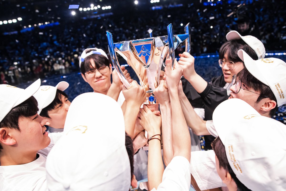 lolesports's tweet photo. Click here 👉 #T1WIN 👈 for a little surprise 🎉

#Worlds2023 https://t.co/kcNnbuPIB5