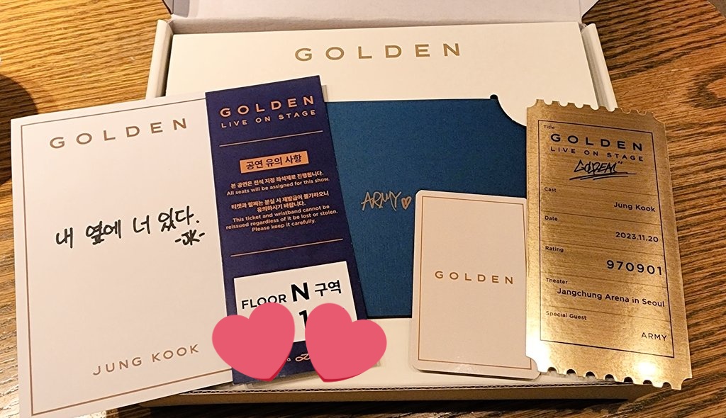 llllxoxllll's tweet photo. 고디바 초콜릿 13개
귀여운 포카와 손글씨가 담긴 엽서, 간지나는 골드티켓에 필름카메라, 앨범까지👍👍 
정국이의 사랑이 느껴지는 선물💜

#JungKook #정국
#JungKook_GOLDEN 
#StandingNextToYou https://t.co/7tJwztoBKT