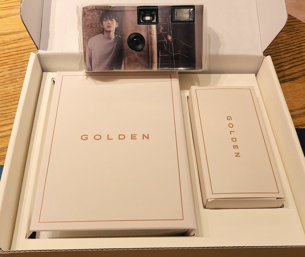 llllxoxllll's tweet photo. 고디바 초콜릿 13개
귀여운 포카와 손글씨가 담긴 엽서, 간지나는 골드티켓에 필름카메라, 앨범까지👍👍 
정국이의 사랑이 느껴지는 선물💜

#JungKook #정국
#JungKook_GOLDEN 
#StandingNextToYou https://t.co/7tJwztoBKT