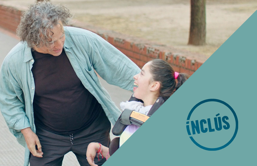 Selecció Oficial VII - La rampa #inclus2023

En Justo ha de carregar diàriament en braços a la seva neta Lola, una noia amb paràlisi cerebral, per unes escales fins a la porta de casa seva. Decideix reunir-se amb la seva comunitat de veïns per demanar la instal·lació d'una rampa.