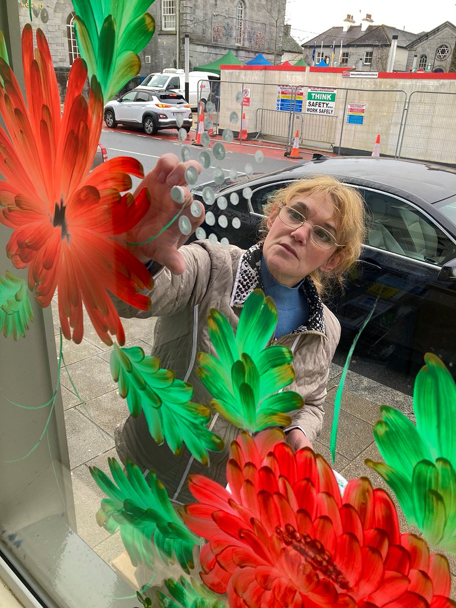 We're so delighted to have Olena Kovalevych volunteer her time to help Roscommon Volunteer Centre usher in the festive season. Her floral design in the Petrikovka style is beautiful! Thank you Olena!