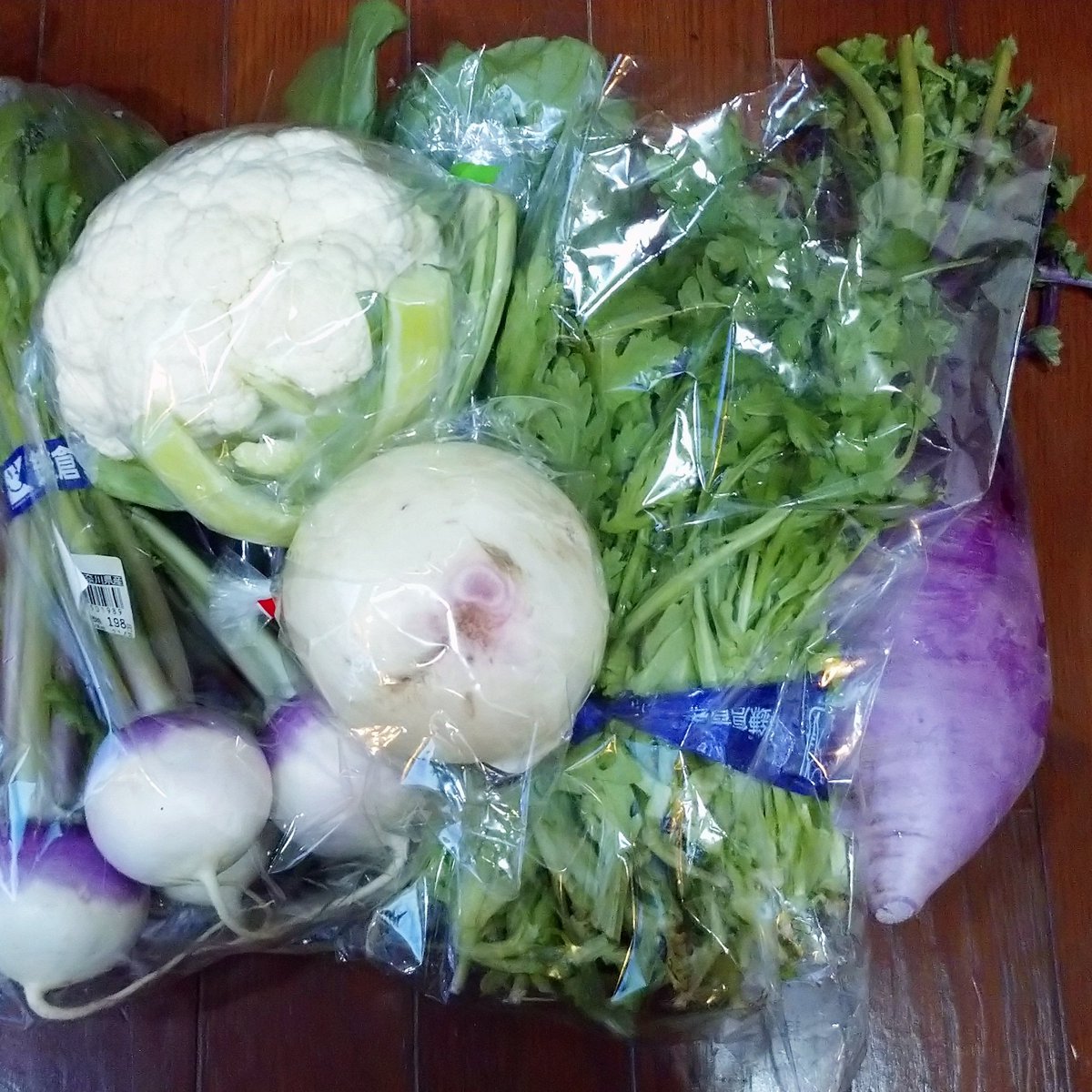 cherry_masaya's tweet photo. #vegetables #vegetableshopping
#戦利品 😂 土曜日 #お安い
#地場野菜 #カ��フラワー
#紫大根 #あやめかぶ #春菊
#小松菜 など
鎌倉産 藤沢産 https://t.co/DlX4i2cSen