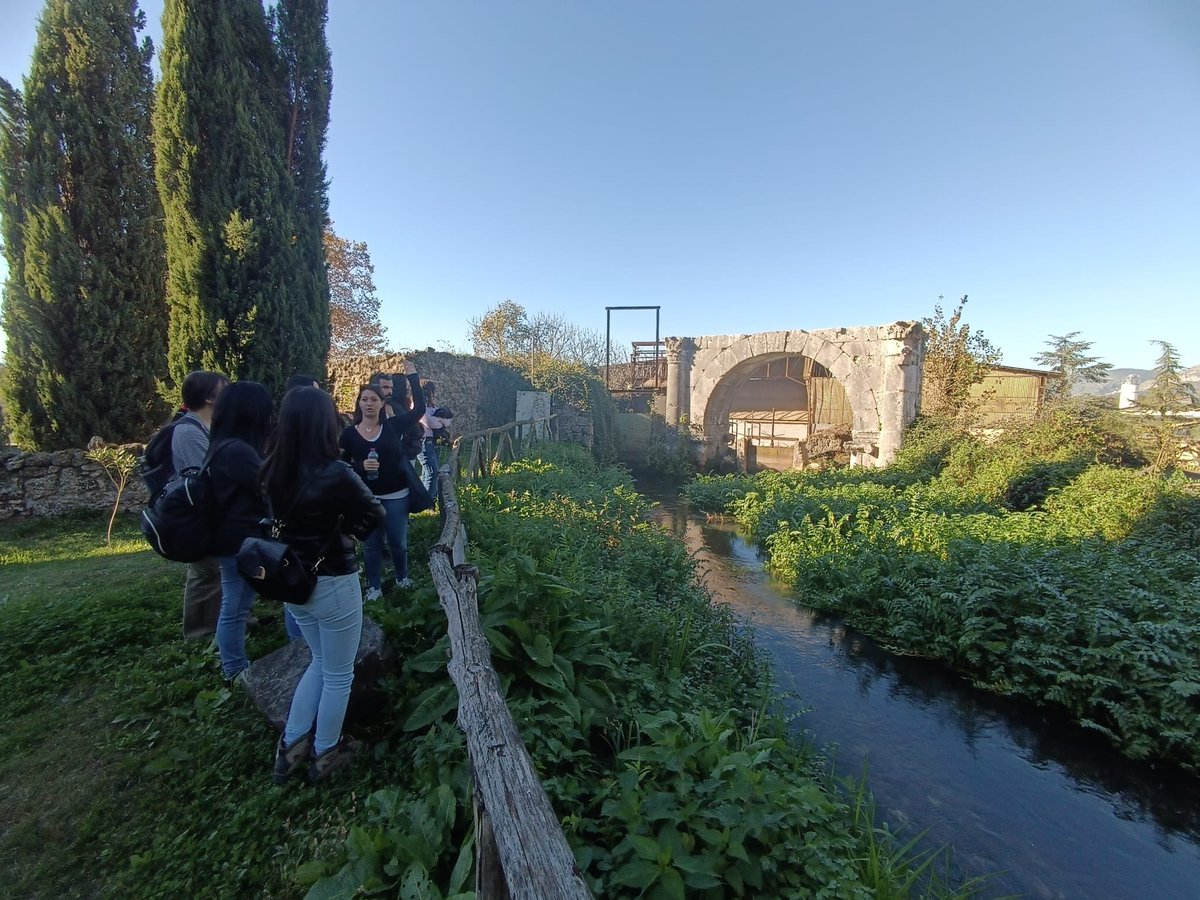 Qualche giorno fa abbiamo ospitato ad #Aquinum il gruppo di studenti del corso magistrale in Aerotopografia Archeologica <a href="/unicampania/">UniversitàVanvitelli</a> con la professoressa Paola Carfora guidati dall’archeologa <a href="/RobertaSollo/">Roberta Sollo</a> 

🚶🏼‍♀️Vuoi visitare Aquinum?
>> aquinum.wordpress.com/2022/10/13/vis…

#archeologia