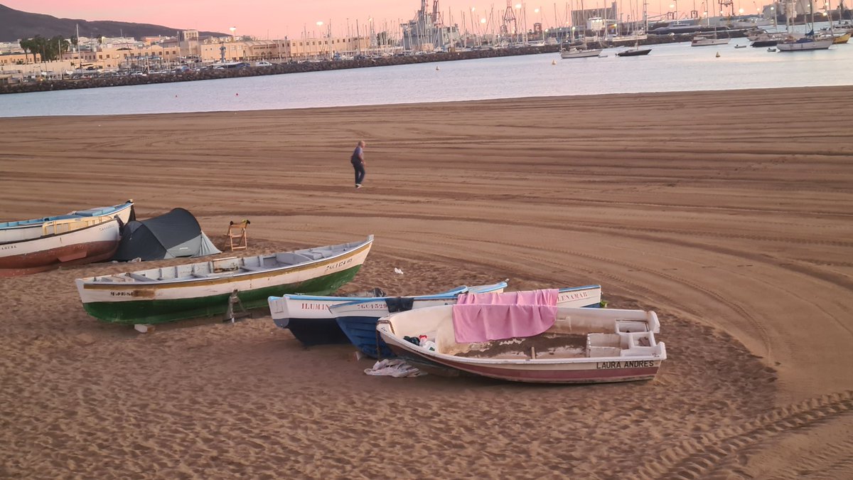 PaseandoaLola's tweet photo. 07:15 horas en Alcaravaneras, personas acampadas, suciedad, mal olor, paterres rotos desde hace semanas...este es el recorrido de los cruceristas que nos visitan...@CarolinaDarias @AyuntamientoLPA @CuidaTuIsla @canarias7 @laprovincia_es @PoliciaLPA @HectorJAleman https://t.co/x19NRifybJ