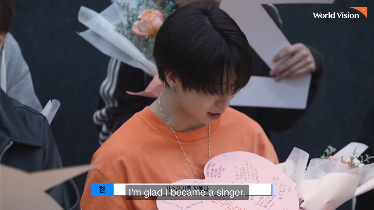 hyunehans's tweet photo. han after seeing the flowers and messages the students prepared: 

"i'm glad I became a singer" 😭😭 https://t.co/rgvfbM4e5D