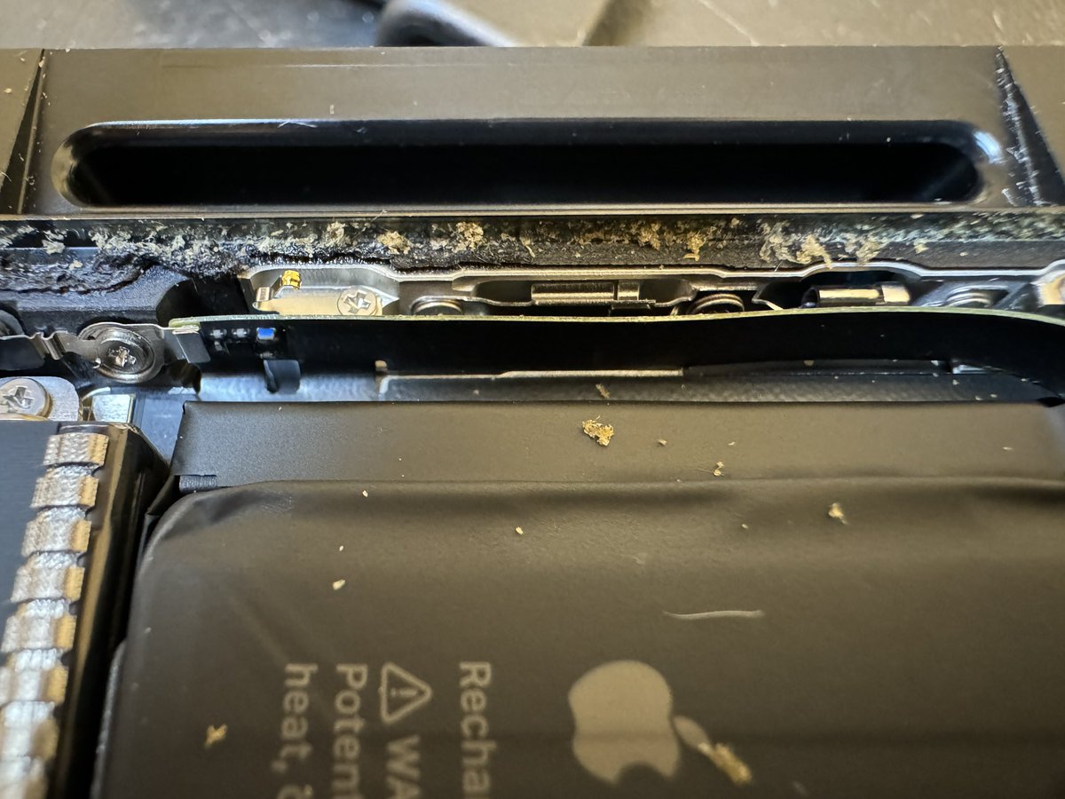 A distanza di neanche 2 mesi questo è quello che si trova all’interno di iPhone 15 Pro, ho dei dubbi sull’impermeabilità 🤔