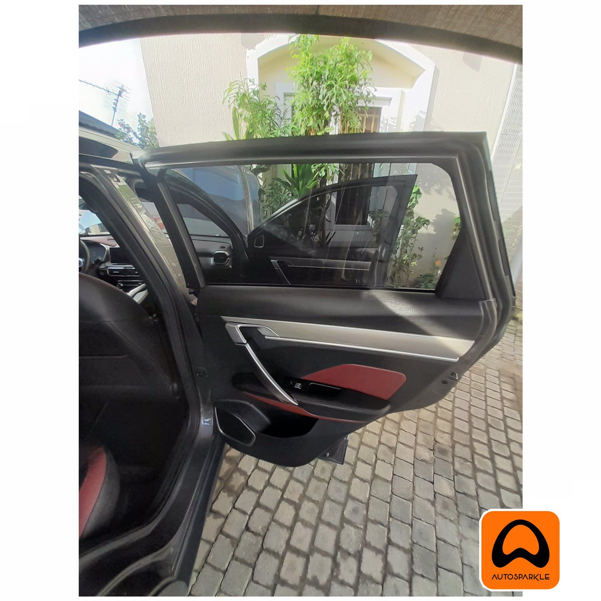 Both sides of the door are meticulously detailed and clean

#myautosparkle #riversstate #bella #mrbanks #another60m #messi #popsy