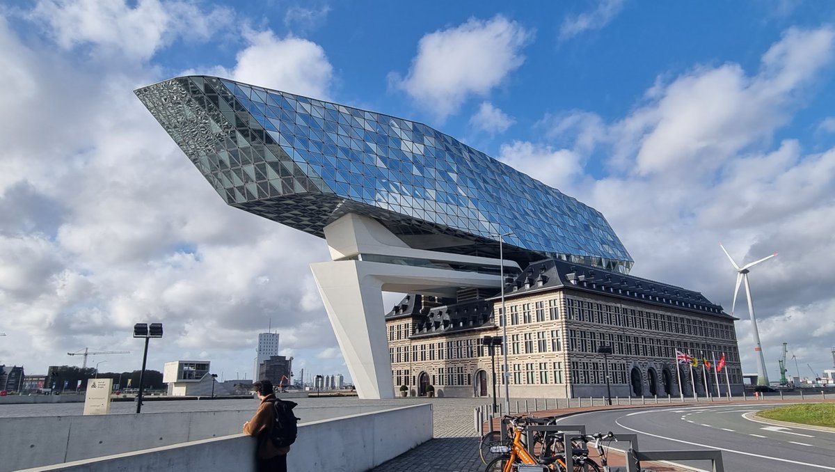 L'étonnante et impressionnante Capitainerie de Zaha Hadid à Anvers. Comme une dérive de la manipulation de l'image dans la réalité... photo prise fin octobre