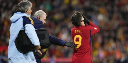Barca_Buzz's tweet photo. ❗️"It can't be, it can't be, why me!?", Gavi repeated in tears in the dressing room after knowing the seriousness of his injury. His teammates tried to comfort him but it was of no use. 

Via: @martinezferran [md] https://t.co/cqXyMzFuRx