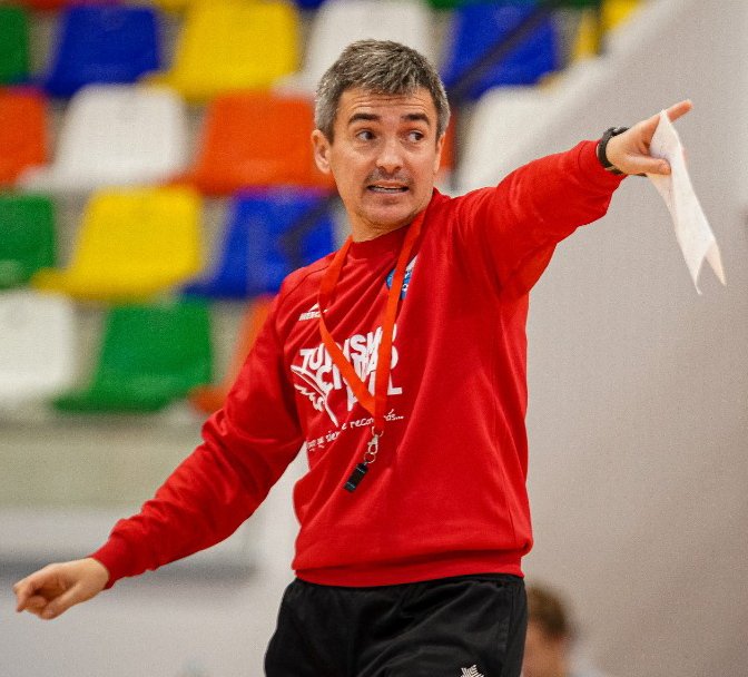 Hoy escribo sobre Juanlu Alonso. Entrenador de fútbol sala. Como soluciona problemas. Su lucha por mantener el equilibrio entre su oficio y su familia.

lanzadigital.com/deportes/futbo…

<a href="/JuanluA910/">Juan Luis Alonso</a> <a href="/ManzanaresFS/">ManzanaresFútbolSala</a> <a href="/gustavomunana/">Gustavo Muñana</a> <a href="/relevo/">Relevo</a> <a href="/CandelasJr/">David Candelas</a> <a href="/cancho11/">Cancho</a> <a href="/Anefs/">ANEFS</a> <a href="/beltran_marcel/">Marcel Beltran</a>