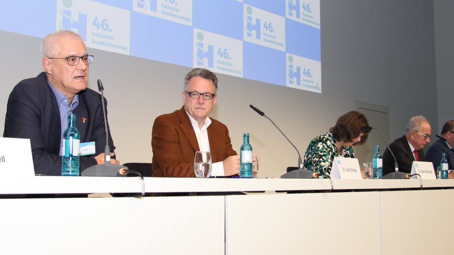 46. Deutscher Krankenhaustag: Hauptthema #Krankenhausreform. Eine Einigung ist nicht in Sicht, aber die Kliniken plagen Finanznöte und Ungewissheit. <a href="/Karl_Lauterbach/">Prof. Karl Lauterbach</a> sieht keine Pleitewelle für 2024, die Vertreter von <a href="/DKGev/">DKG</a>, <a href="/vkd_eV/">VKD e.V.</a>, @DBfK_Pflege und <a href="/vlk_bund/">Verband leitender Krankenhausärztinnen und -ärzte</a> sind skeptisch.