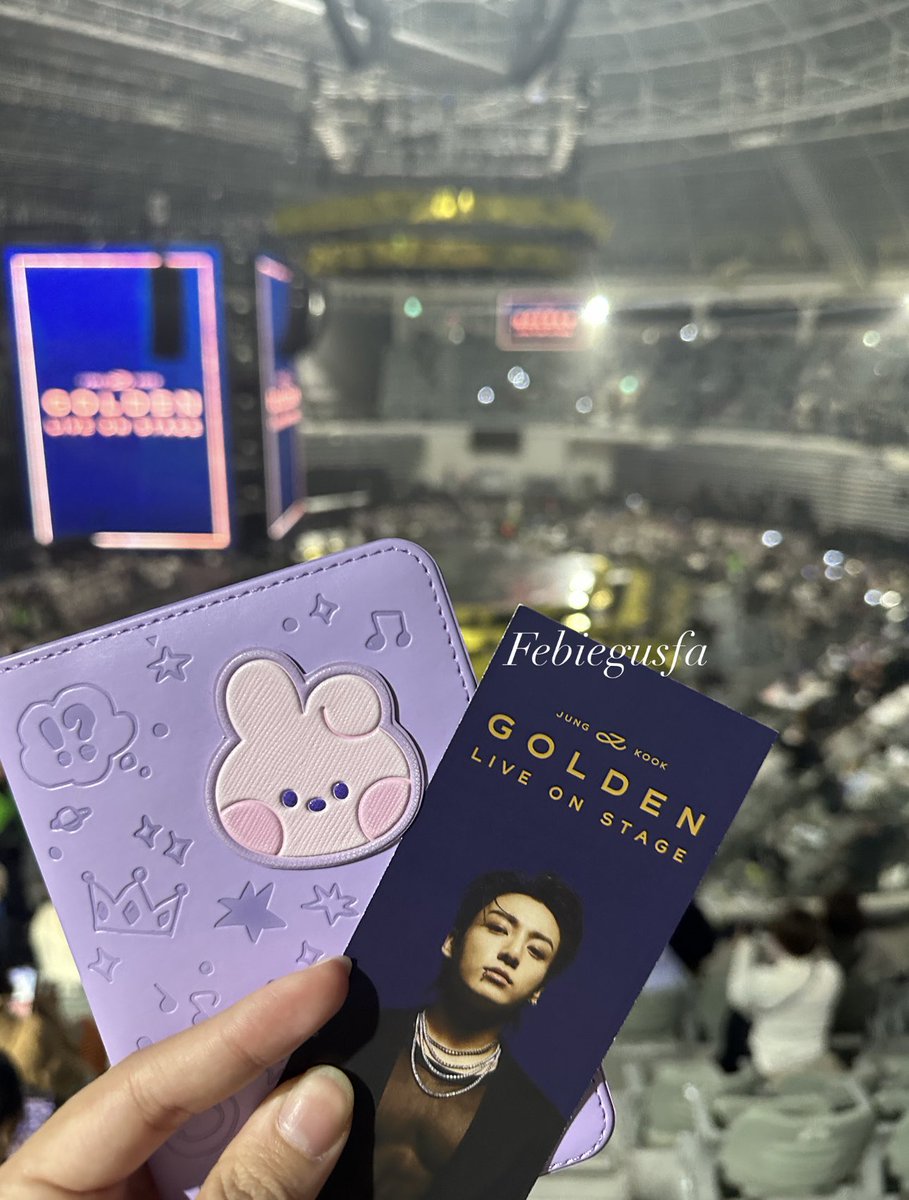 I’m finally in! Can’t wait to see Jungkook golden performance 😭. And the stage is sooooo close hhuhuuu. Deket banget 😭🫶🏻