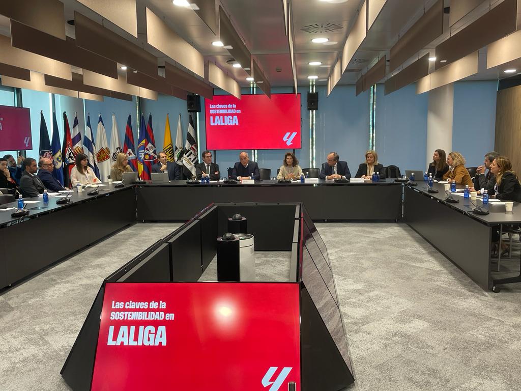 CEOE_ES's tweet photo. 📸La Comisión de #RSE de @CEOE_ES celebra la 1ª jornada de su proyecto “Destacando la #Sostenibilidad” en @LaLiga ⚽

Objetivo➡ dar a conocer las buenas prácticas de las #empresas en sostenibilidad

Con la intervención🗣 del pdte de LALIGA @Tebasjavier y de CEOE @agaramendil https://t.co/0pY0hJ49vT