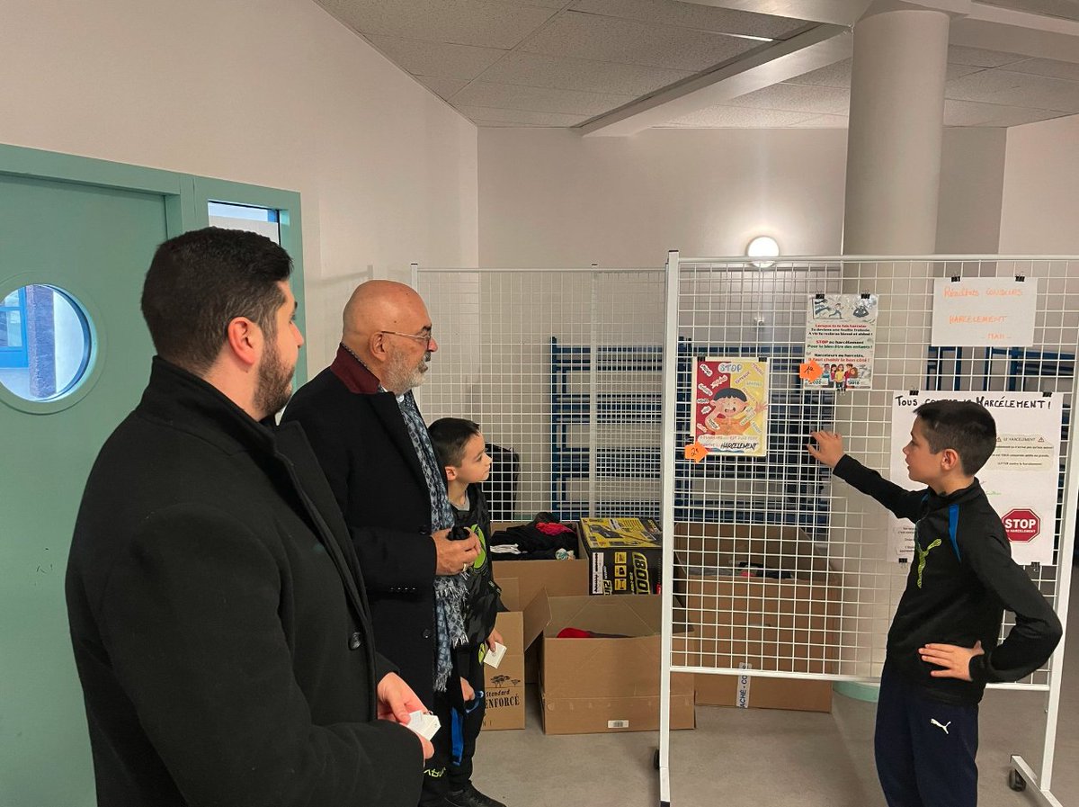 Académie de Versailles (@acversailles) on Twitter photo #NonAuHarcèlement #FaireFace 🎨✍️
Remise des prix du concours « Dessinons contre le harcèlement », organisé par les délégués du #CVC du collège C. Claudel de Saint-Pierre du Perray (91), en présence du Délégué académique <a href="/CAVL_Versailles/">Vie lycéenne et Collégienne Academie de Versailles</a>, et monsieur le maire.
Félicitations !👏 #NonAuHarcèlement #FaireFace 🎨✍️
Remise des prix du concours « Dessinons contre le harcèlement », organisé par les délégués du #CVC du collège C. Claudel de Saint-Pierre du Perray (91), en présence du Délégué académique <a href="/CAVL_Versailles/">Vie lycéenne et Collégienne Academie de Versailles</a>, et monsieur le maire.
Félicitations !👏