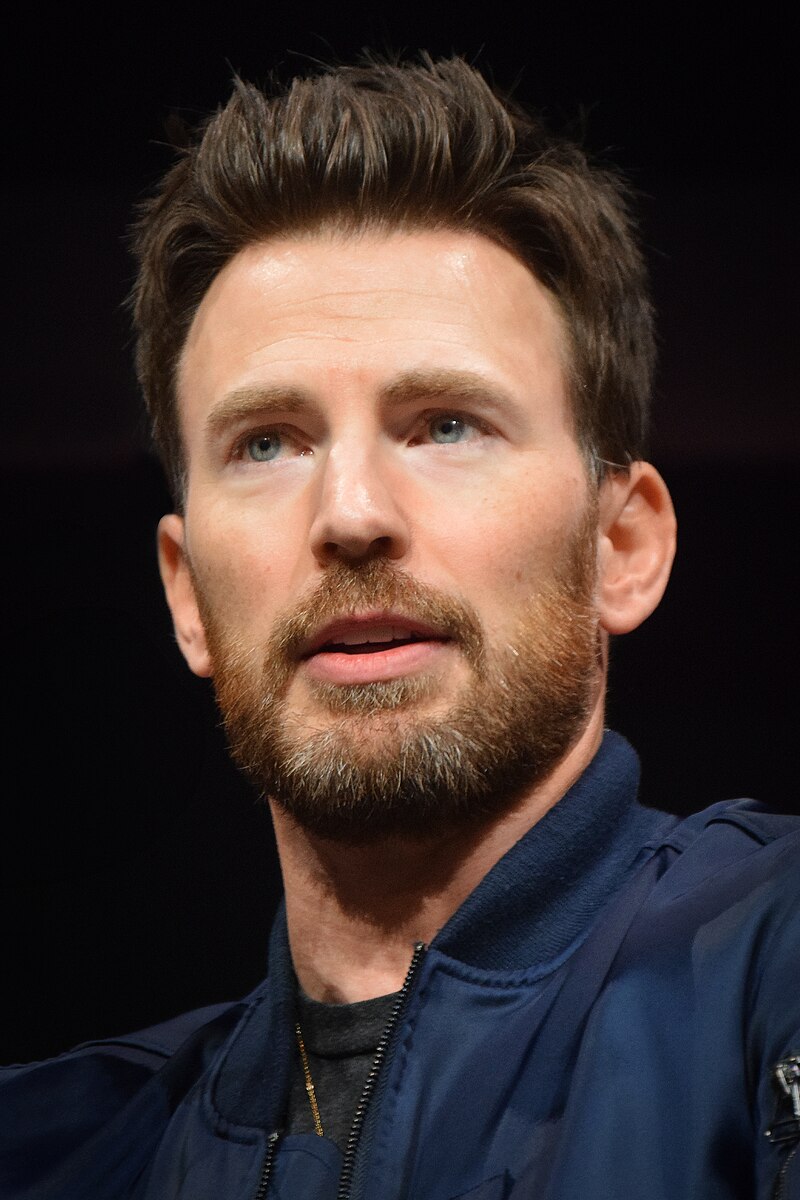 I just love this man's beard colour, then beautiful blue eyes, Chris Evans looked so good in NYCC