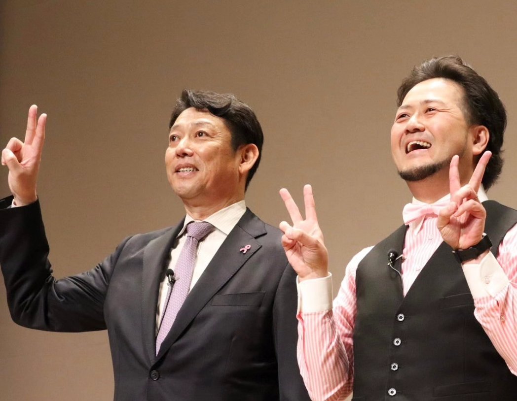 blueriver_aoki's tweet photo. ピンクリボン運動についても語っていただき会場では涙する方々もいらっしゃいました。
笑い話と真面目な話の融合！
唯一無二なお笑いライブ！それが談笑！
何かご来場のみなさんが感じてくれていたら嬉しいです！
#ブルーリバー青木談笑 https://t.co/KpaEafhe9T
