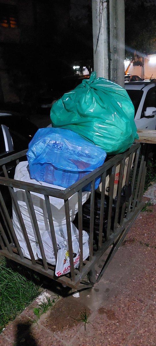 Así <a href="/AsuDsu/">Servicios Urbanos</a>  con su "frecuencia" de "recolección de basura" de "tres veces a la semana" con suerte, con mucha suerte, pasan una vez por semana.. cada vez peor <a href="/AsuncionMuni/">Municipalidad de Asunción</a>  Zona Barrio Herrera....