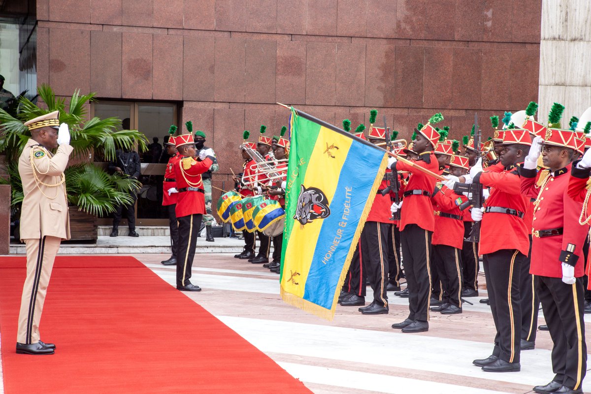 Cérémonie de levée des couleurs 🇬🇦 au Palais Présidentiel ce lundi 20 novembre en présence du Président de la Transition, le Général <a href="/oliguinguema/">Brice Clotaire Oligui Nguema</a>. 
Un moment emprunt de solennité et de communion nationale.

#Gabon #transition