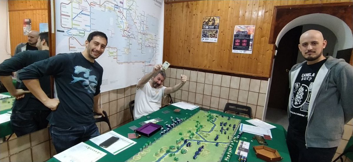 Ayer estuvimos en la batalla de Borodino de Command &amp; Colors Napoleonics a 4 jugadores.

Épico y ajustado final 17 a 15 con un certero disparo de la infantería de línea rusa a la última unidad de artillería francesa que quedó aislada tras el río

Divertidísimo y épico