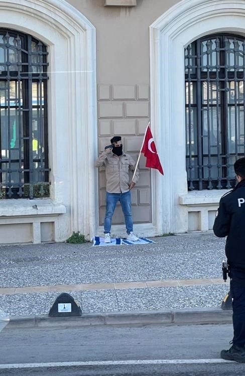 darkwebhaber's tweet photo. #SonDakika | İzmir Konak'ta bir şahıs, aracını yol ortasına bırakıp başına tabanca dayadı. 

Ayağının altında İsrail bayrağı olan ve bir elinde de Türk bayrağı bulunan şahsı polis ikna etmeye çalışıyor. https://t.co/lnZKbHAdes