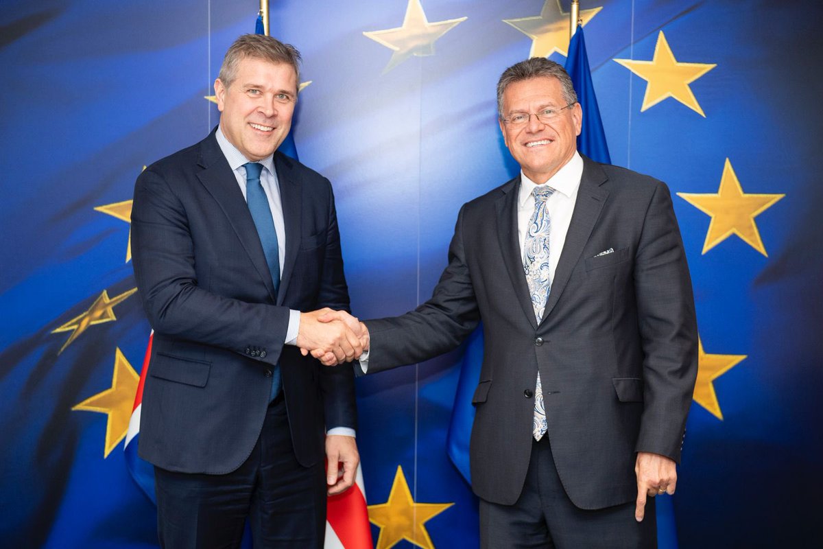 Iceland 🇮🇸 is one of the closest partners of the European Union. I was pleased to greet and meet the new Foreign Minister @Bjarni_Ben ahead of the European Economic Area Council this afternoon. Looking forward to our cooperation!