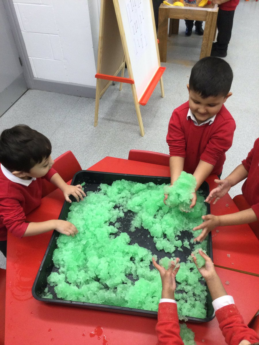 LeighPrimary's tweet photo. The children in Nursery have been exploring different materials and have used their senses to describe the Gelli Baff. βIt felt soft.β βIt was squishy.β βIt looked like slushy.β #experiences #PD #finemotorskills #investigation #buildingfoundations #memorymakers #buildinglanguage https://t.co/CMxm4Y55SJ