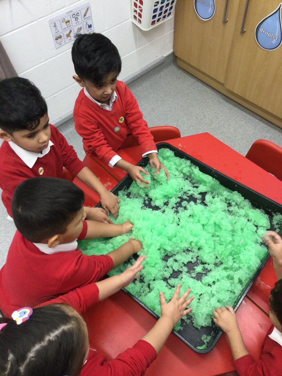 LeighPrimary's tweet photo. The children in Nursery have been exploring different materials and have used their senses to describe the Gelli Baff. βIt felt soft.β βIt was squishy.β βIt looked like slushy.β #experiences #PD #finemotorskills #investigation #buildingfoundations #memorymakers #buildinglanguage https://t.co/CMxm4Y55SJ