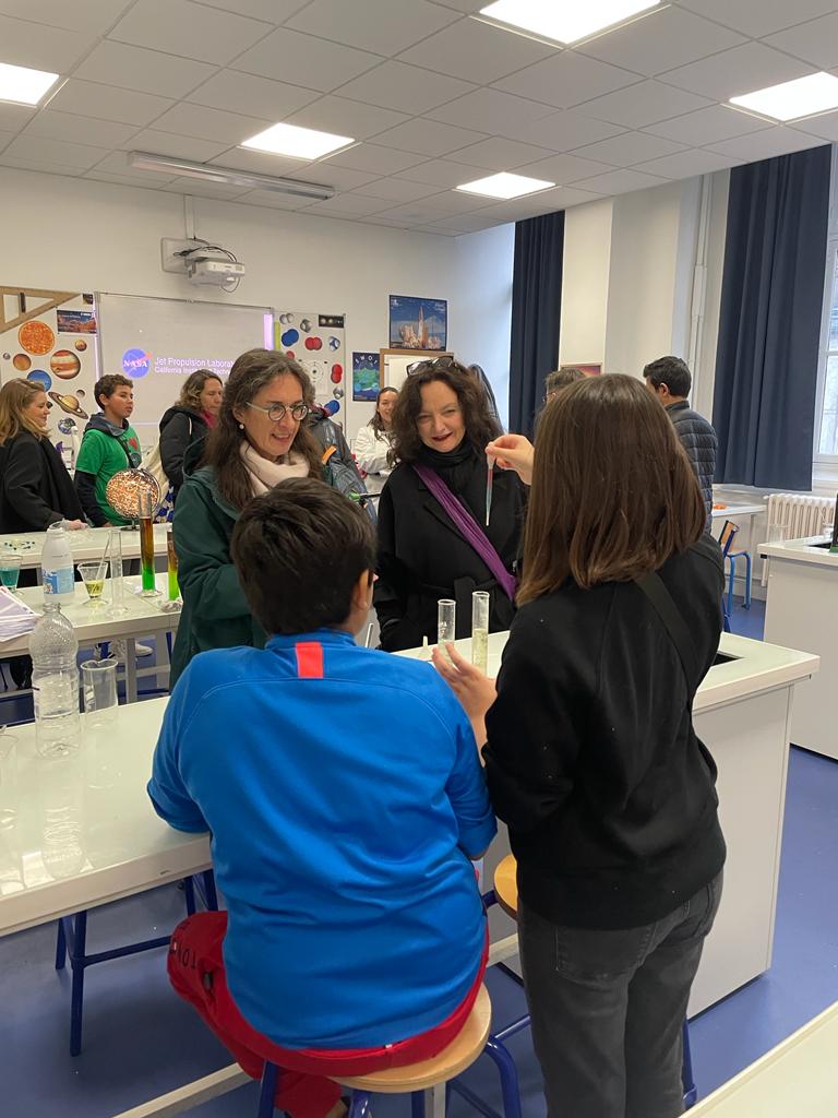 EPierreMarie's tweet image. Samedi, portes ouvertes aux collèges @CollgeCourteli1  et @G_Tillion_Paris. Ateliers de sciences, chorales, une belle démonstration du talent qui fleurit dans nos collèges publics. Bravo aux équipes pédagogiques pour leur engagement pour la réussite et du bien-être des élèves.