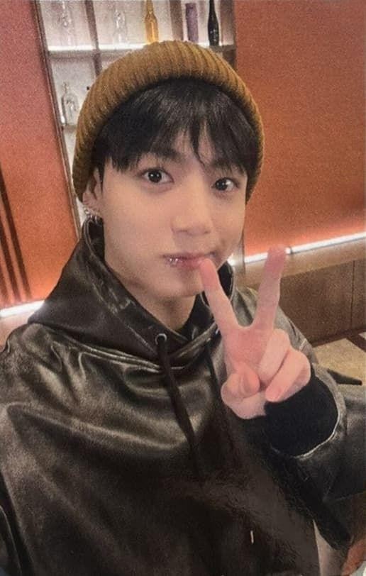 Golden by Jungkook 《LIVE ON STAGE kit pc and postcard》 포카