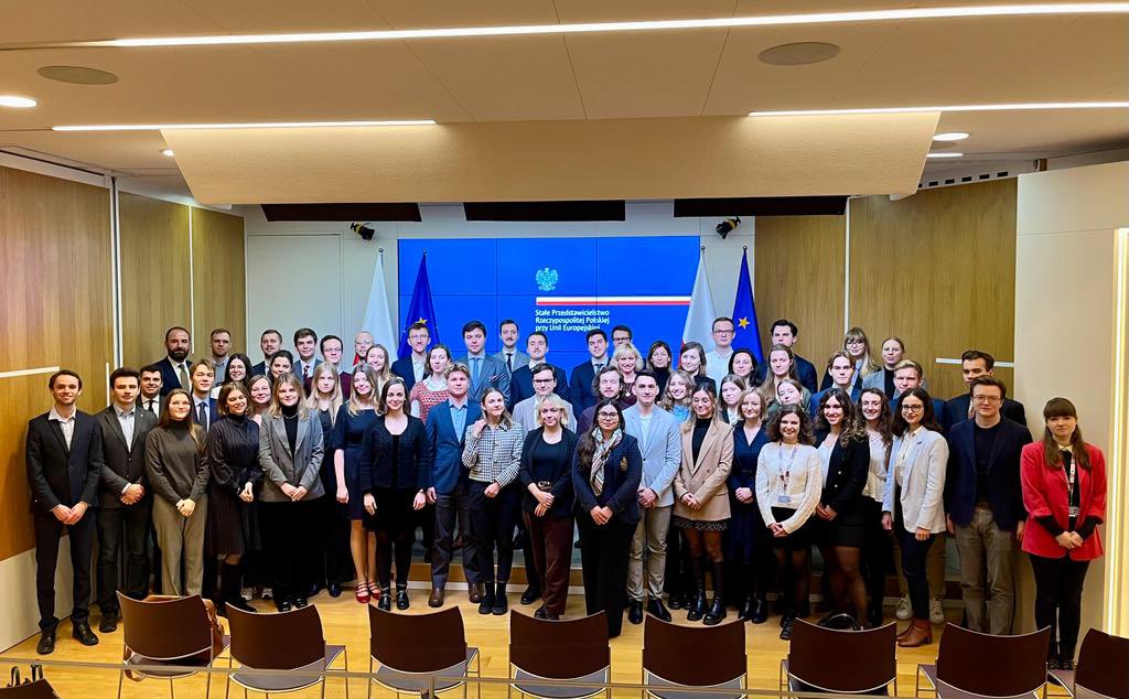 PLintheEU's tweet photo. Amb. Andrzej Sados met with 🇵🇱 trainees at EU institutions and @CollegeofEurope students.

The talks focused on the current tasks of the #PermRep and preparations for the 🇵🇱 Presidency.

We were pleased to host the next generation of ambitious Europeans who will shape our future. https://t.co/R3BojAAHwv