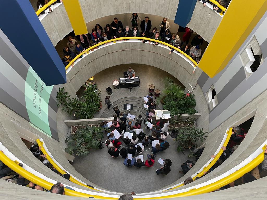 EPierreMarie's tweet image. Samedi, portes ouvertes aux collèges @CollgeCourteli1  et @G_Tillion_Paris. Ateliers de sciences, chorales, une belle démonstration du talent qui fleurit dans nos collèges publics. Bravo aux équipes pédagogiques pour leur engagement pour la réussite et du bien-être des élèves.