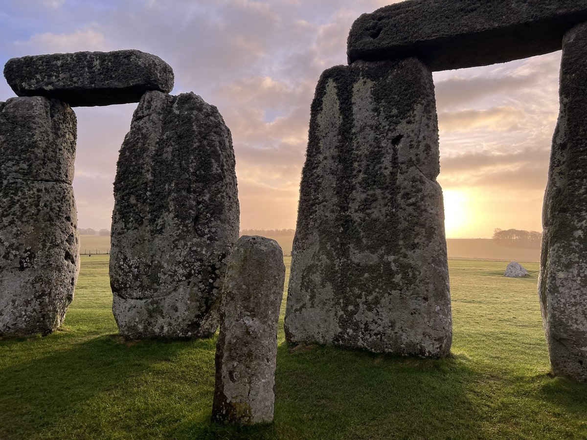 Sunrise at Stonehenge today (20th November) was at 7.28am, sunset is at 4.11pm ⛅️