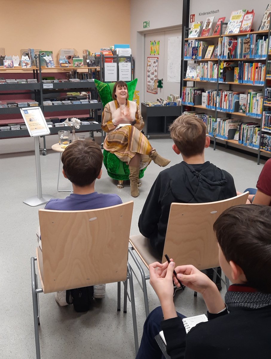 dbvSachsen's tweet photo. zum bundesweiten @Vorlesetag der @StiftungLesen: Aline Fiedler vom @dbvSachsen liest einer 7. Klasse in der Dresdner Stadtteilbibliothek Südvorstadt aus dem Jugendroman "Wir holen uns die Nacht zurück" vor - dem Preisträgerroman des #buchsommersachsen 2023!
#vorlesenverbindet 🔗 https://t.co/6JqNS0Z3Ur