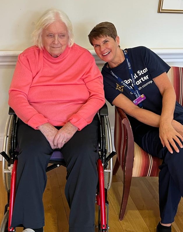 StarandGarter's tweet photo. #Solihul residents welcome entertainer David Knowles for some amazing guitar playing and singing 🎸🎤 https://t.co/d6d3eaDu9H