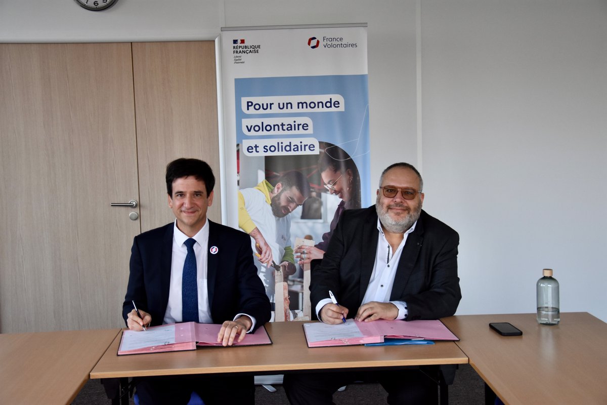 FVolontaires's tweet image. [Signature de convention ✍️] France Volontaires et la CIRRMA renforcent leur partenariat pour répondre aux enjeux de promotion et de développement du volontariat et de l’engagement solidaire dans les territoires. #collter