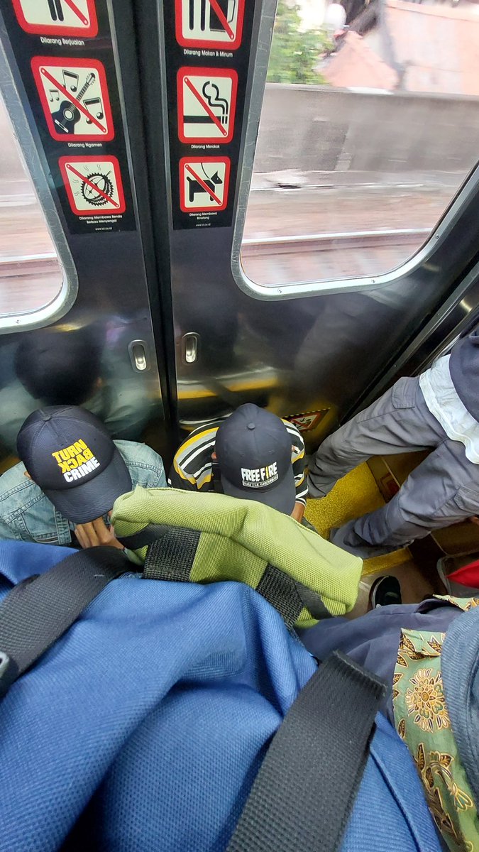 tobewat's tweet photo. @CommuterLine masi ada orang yg duduk dipintu, bisa ditertibkan? Sambungan KA 1330B https://t.co/7dwLcMLLXO