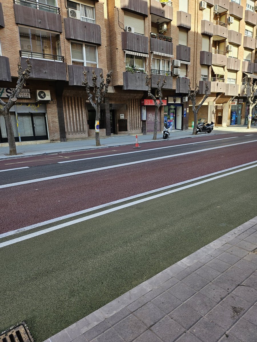 Ya os podeis ir comprando bicicletas los que tengáis coches anchos en Murcia... 😑 Un aplauso al ingeniero que ha diseñado esto 👏🏽