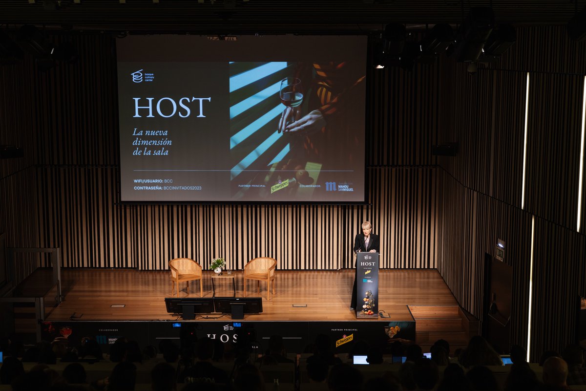 bculinary's tweet image. 🍽 Arrancamos con la 8. edición de #BCCHOST2023⚡️ Hoy vamos a repensar nuevas maneras de enamorar al comensal; reflexionar entorno a la nueva dimensión, o dimensiones de la sala, y afrontar los cambios cíclicos de la restauración. ¡Empezamos! 🙌