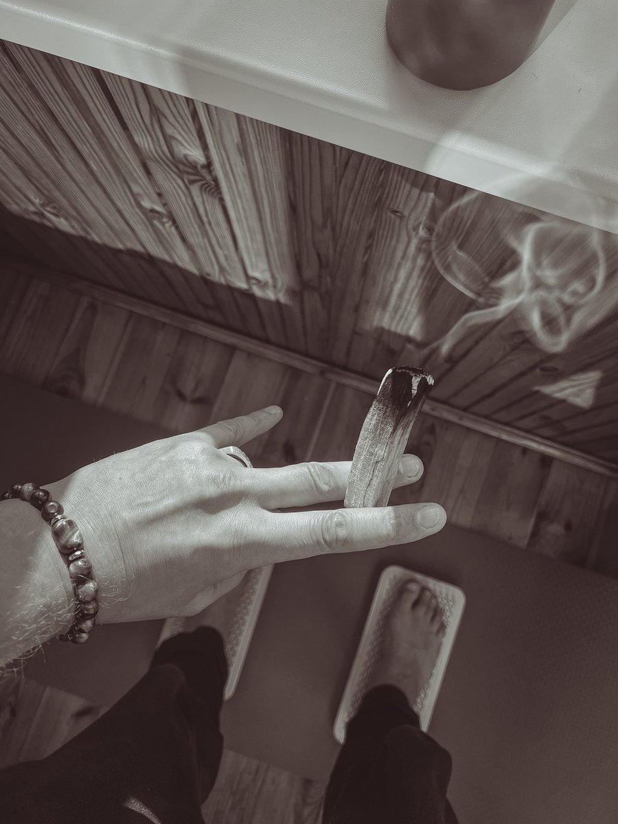 AlexKosa1's tweet photo. Done my nailstanding ceremony 💪
#Sadhu #SadhuDaily https://t.co/khTxFLewDA