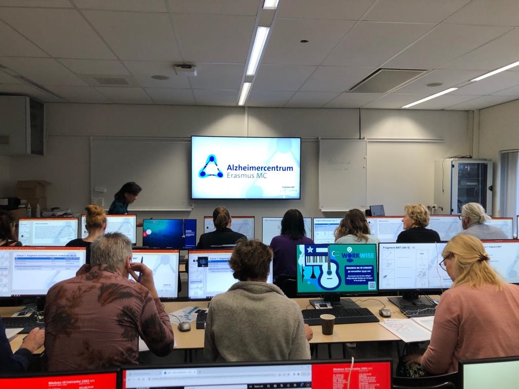 Afgelopen vrijdag organiseerde het Alzheimercentrum voor de tweede keer de 𝙞𝙣𝙩𝙚𝙧𝙖𝙘𝙩𝙞𝙚𝙫𝙚 𝙬𝙤𝙧𝙠𝙨𝙝𝙤𝙥 𝙋𝙋𝘼 (primaire progressieve afasie). Twintig neuropsychologen uit heel Nederland reisden af naar het Erasmus MC om meer te leren over de diagnostiek rondom PPA.