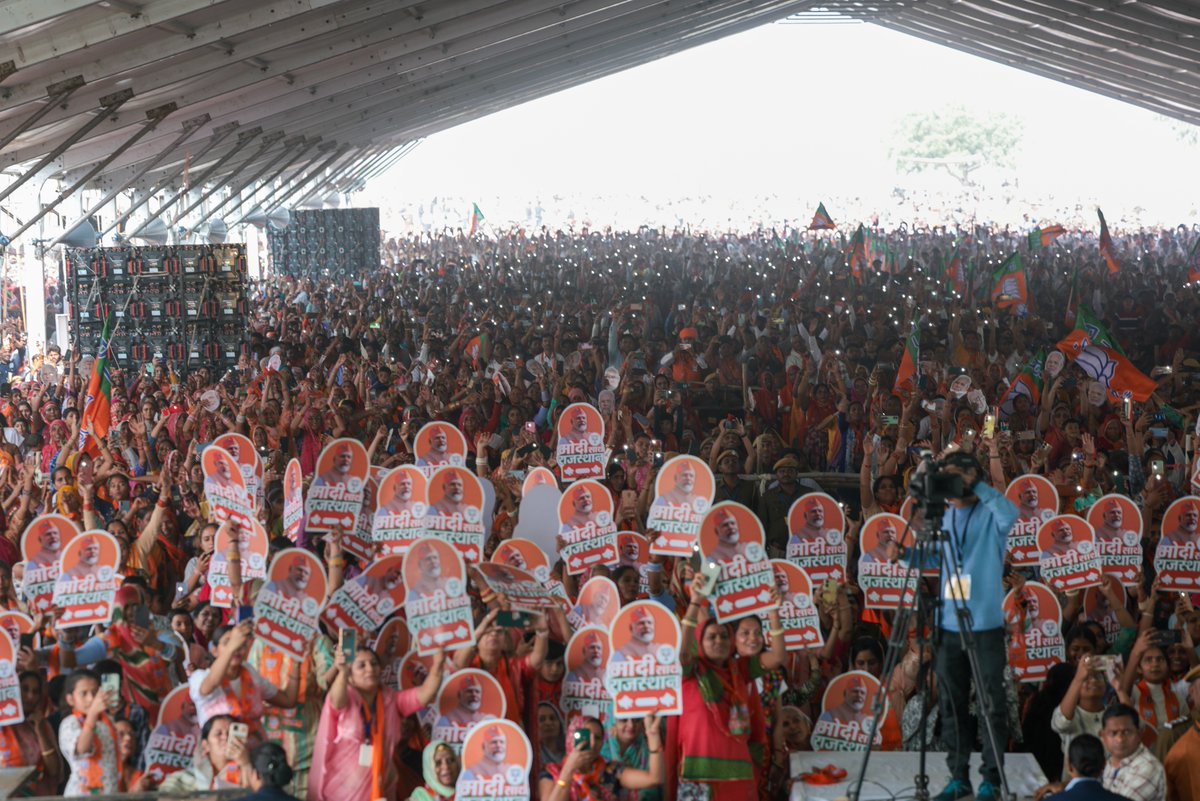 narendramodi's tweet photo. पाली में उमड़े जनसागर का स्नेह हृदय को छू गया! https://t.co/vTnqTORZo2