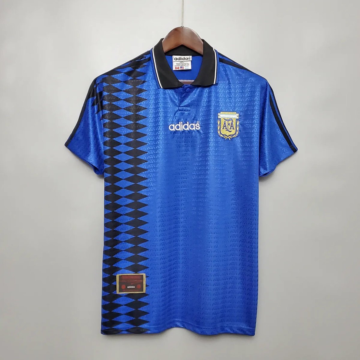 SLDeporte's tweet photo. 🌍#SORTEOINTERNACIONAL | Camiseta retro de la Selección de Fútbol de Argentina
💥Camiseta oficial del Mundial del 94 (EE.UU)
ℹ️ Dorsal y talla a elegir por el ganador
Requisitos:
✅Seguir a @SLDeporte
🔁Dar RT y nombrar a un amigo
📌Ganador el 1 de Diciembre, a las 12.00h https://t.co/rZNKuZPDTG