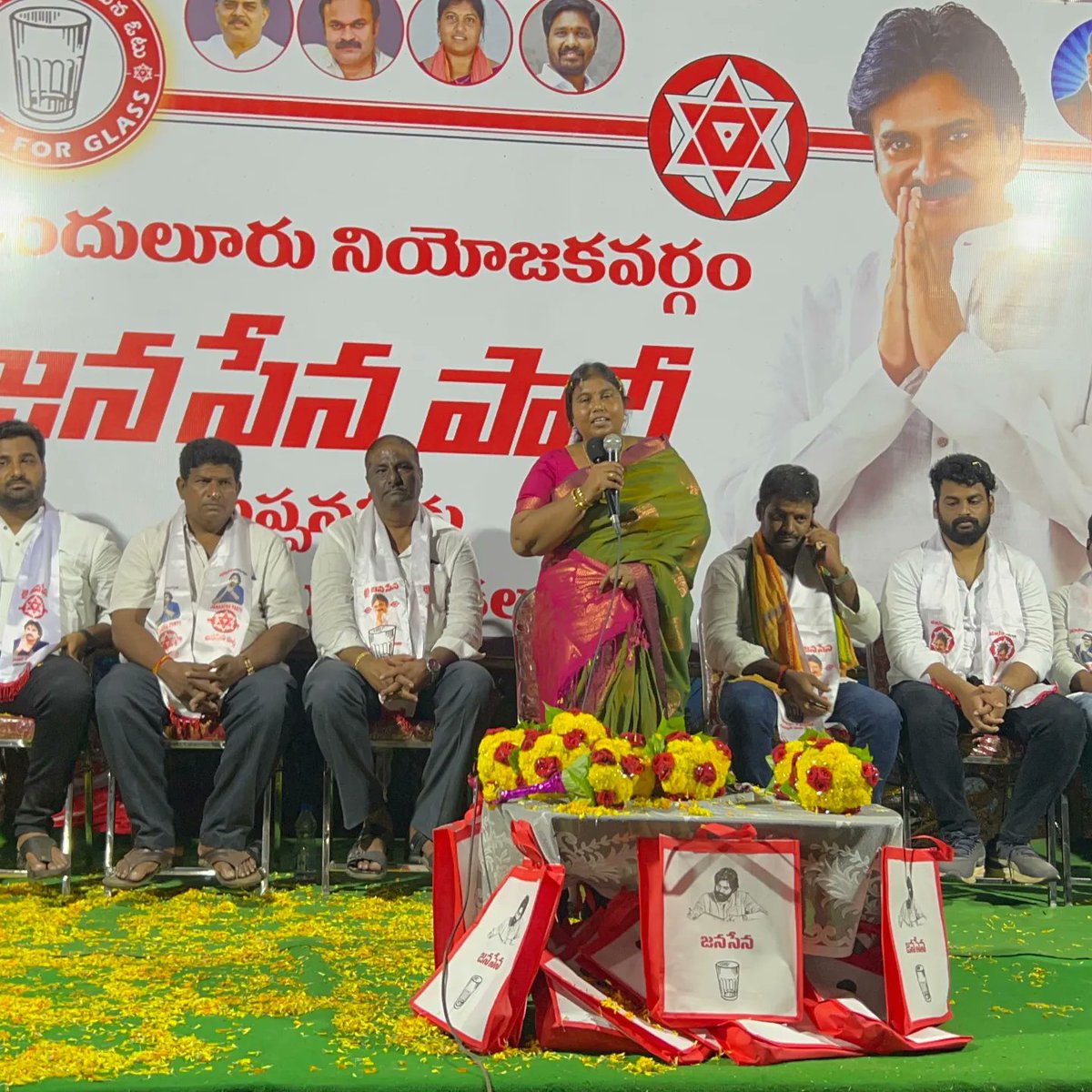 Drghantasalavl's tweet image. దెందులూరు నియోజకవర్గం,పెదపాడు మండల జనసేన నాయకులు,వీర మహిళలు,జనసైనికుల ఆధ్వర్యంలో అప్పనవీడు గ్రామంలో పెదపాడు మండల  @JanaSenaParty క్రియాశీలక సభ్యుల కిట్ల పంపిణీ కార్యక్రమం నిర్వహించడం జరిగింది.
    
@PawanKalyan @mnadendla

#JSPActiveMembership