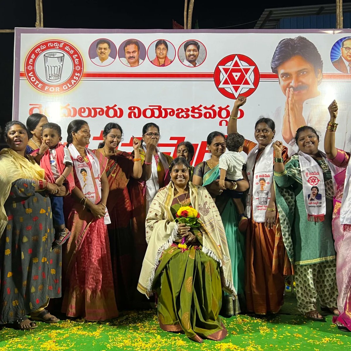 Drghantasalavl's tweet image. దెందులూరు నియోజకవర్గం,పెదపాడు మండల జనసేన నాయకులు,వీర మహిళలు,జనసైనికుల ఆధ్వర్యంలో అప్పనవీడు గ్రామంలో పెదపాడు మండల  @JanaSenaParty క్రియాశీలక సభ్యుల కిట్ల పంపిణీ కార్యక్రమం నిర్వహించడం జరిగింది.
    
@PawanKalyan @mnadendla

#JSPActiveMembership