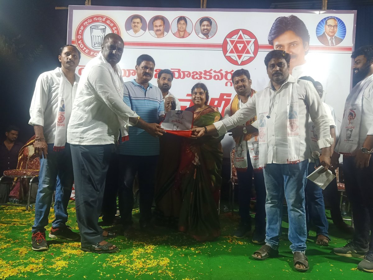 Drghantasalavl's tweet image. దెందులూరు నియోజకవర్గం,పెదపాడు మండల జనసేన నాయకులు,వీర మహిళలు,జనసైనికుల ఆధ్వర్యంలో అప్పనవీడు గ్రామంలో పెదపాడు మండల  @JanaSenaParty క్రియాశీలక సభ్యుల కిట్ల పంపిణీ కార్యక్రమం నిర్వహించడం జరిగింది.
    
@PawanKalyan @mnadendla

#JSPActiveMembership